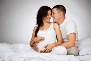 pregant-couple-in-bed